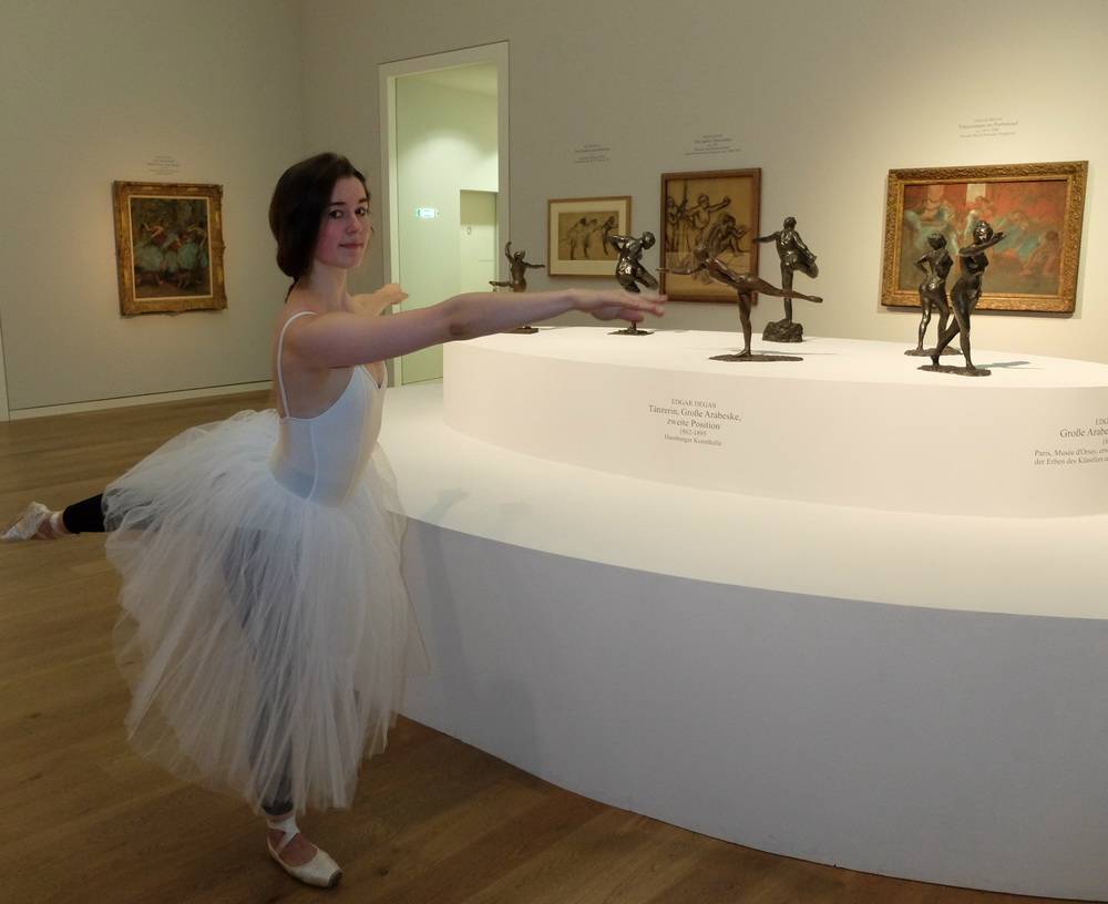  Die junge Tänzerin Sophia Otto spielt in der Kinderführung die Tänzerin Marie, die Degas in Bild und Skulptur festhielt. 