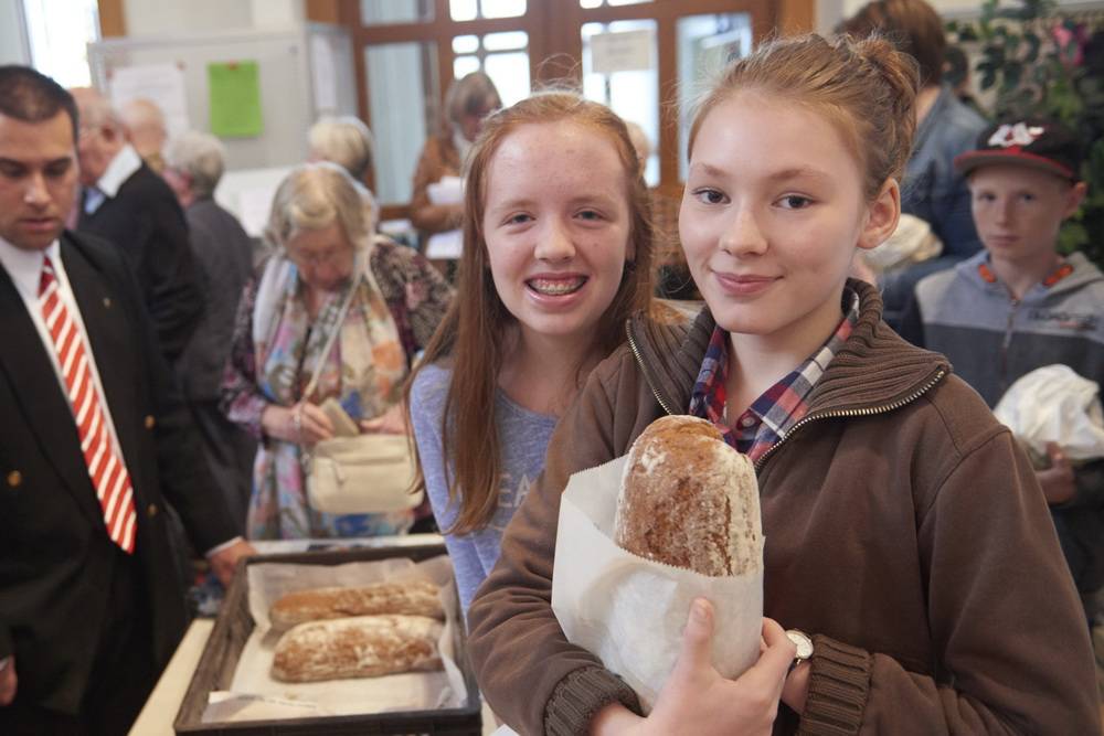  Die Unterbarmer Konfirmandinnen Ella und Lara waren für eine Benefiz-Aktion als Bäckerinnen aktiv. 