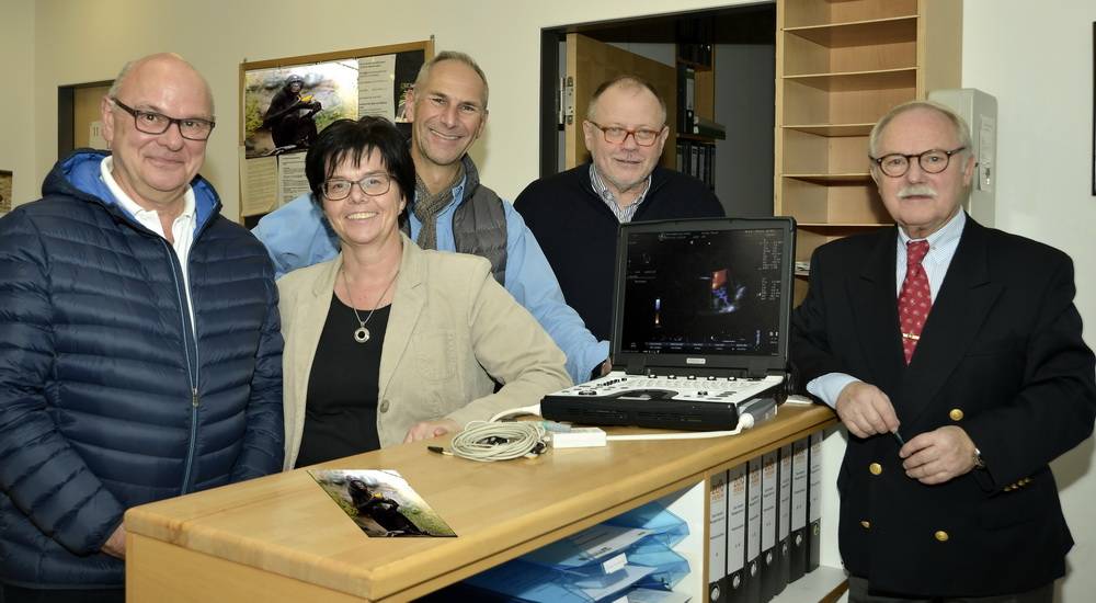  Spendenübergabe im Zoo (von links nach rechts): Dirk Jaschinski, Gaby Nettelbeck, Zoo-Direktor Dr. Arne Lawrenz, Karl Kühme, der Vorsitzende der Nettelbeck-Stiftung, und sein Stellvertreter Berthold Gottschalk.  