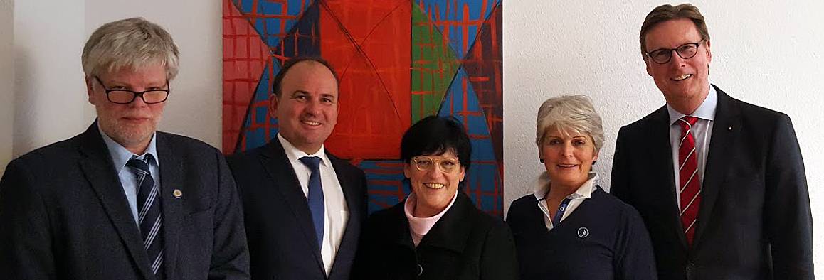  Der Vorstand (im Vollbild v.li.): Klaus Theisen (Polizei Wuppertal), Andreas Opitz (Deutsche Bank Wuppertal), Vereinsvorsitzende Roswitha Müller-Piepenköther (Staatsministerin a.D.), Birgitta Radermacher (Polizeipräsidentin Wuppertal) und Gunter Woelfges (Sparkasse Wuppertal). 