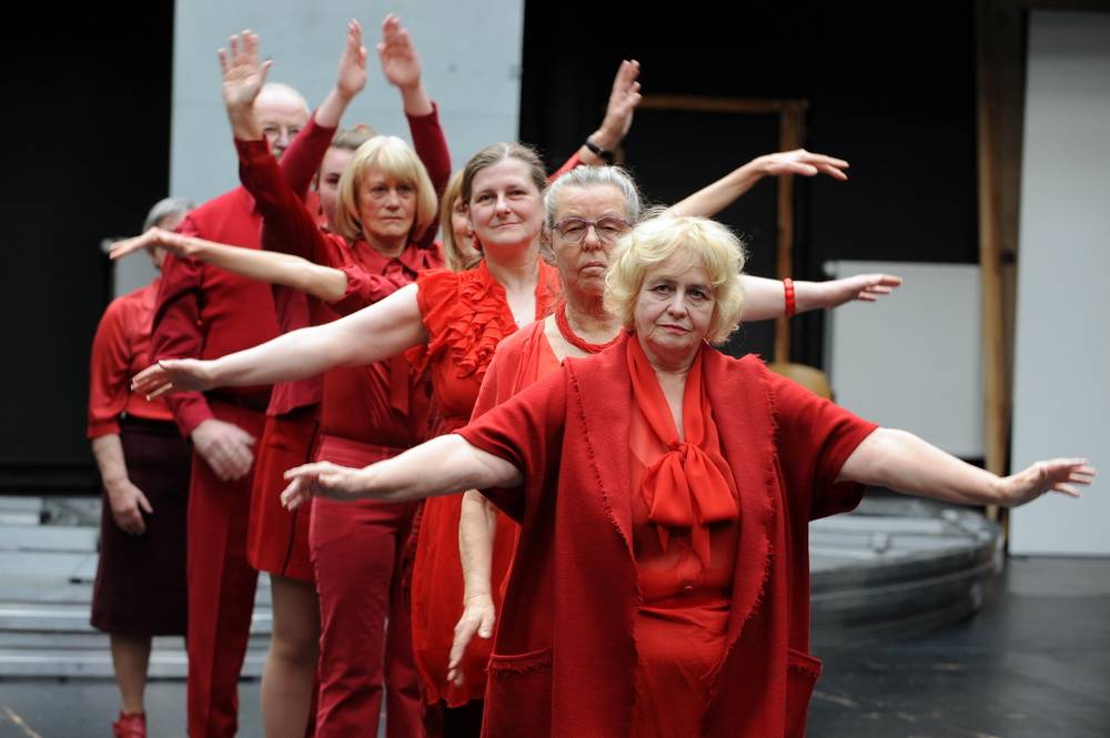  ... proben mit ihrem Mehrgenerationen-Ensemble den Theaterabend „Mehr vom Leben“. 