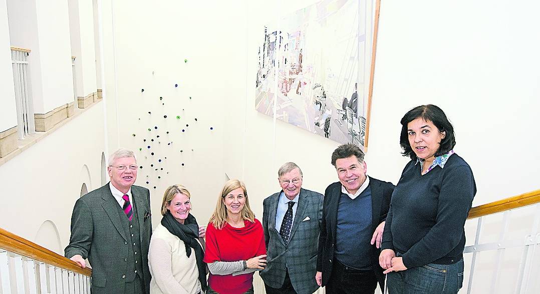  Der Vorstand und der Beirat der „Renate und Eberhard-Robke-Stiftung“: Joachim Schmidt-Hermesdorf, Bettina Bergmann, Ulrike Groos, Eberhard Robke, Gerhard Finckh und Corinne Wasmuht (von links) vor dem neuen Kunstwerk im Von der Heydt-Museum.  