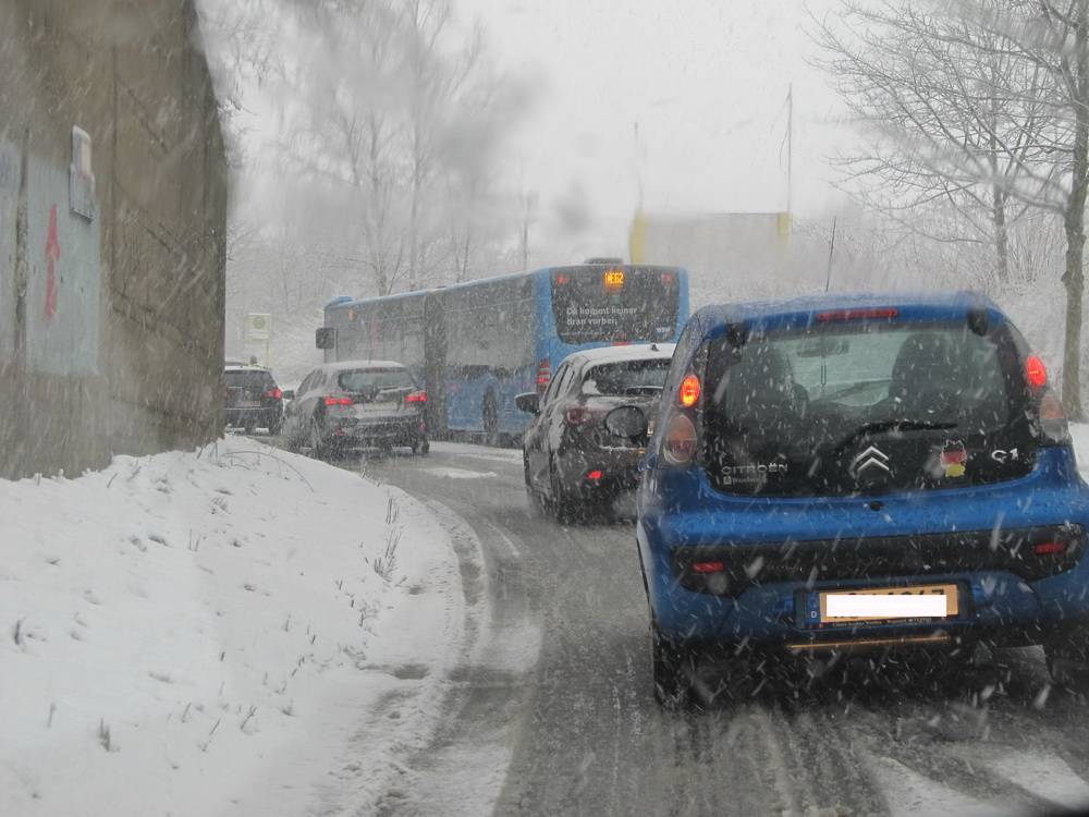 Eisglatte Straßen und kilometerlange Staus