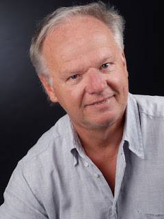  Dr. Detlef Vonde ist Historiker und Leiter des Fachbereichs Politik, Geschichte und Umwelt der Bergischen Volkshochschule.  