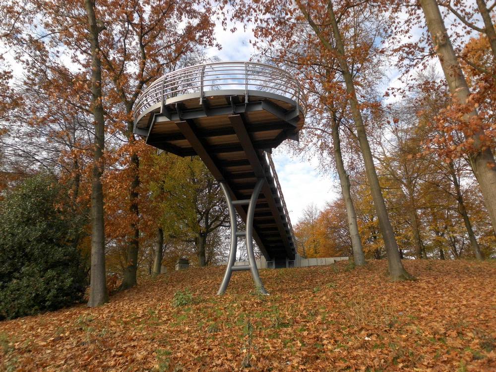  Der Skywalk ermöglicht einen Blick über den Wuppertaler Osten. 