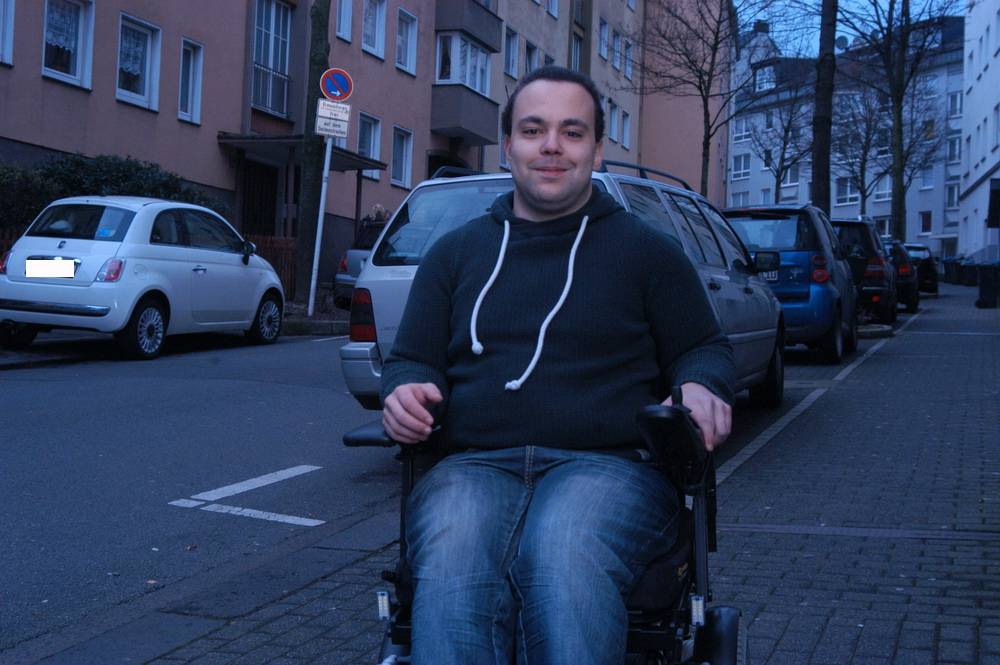  Jan will E-Hockey spielen bei den „Ruhr Rollers“. Doch ihm fehlt der passende Rollstuhl. 