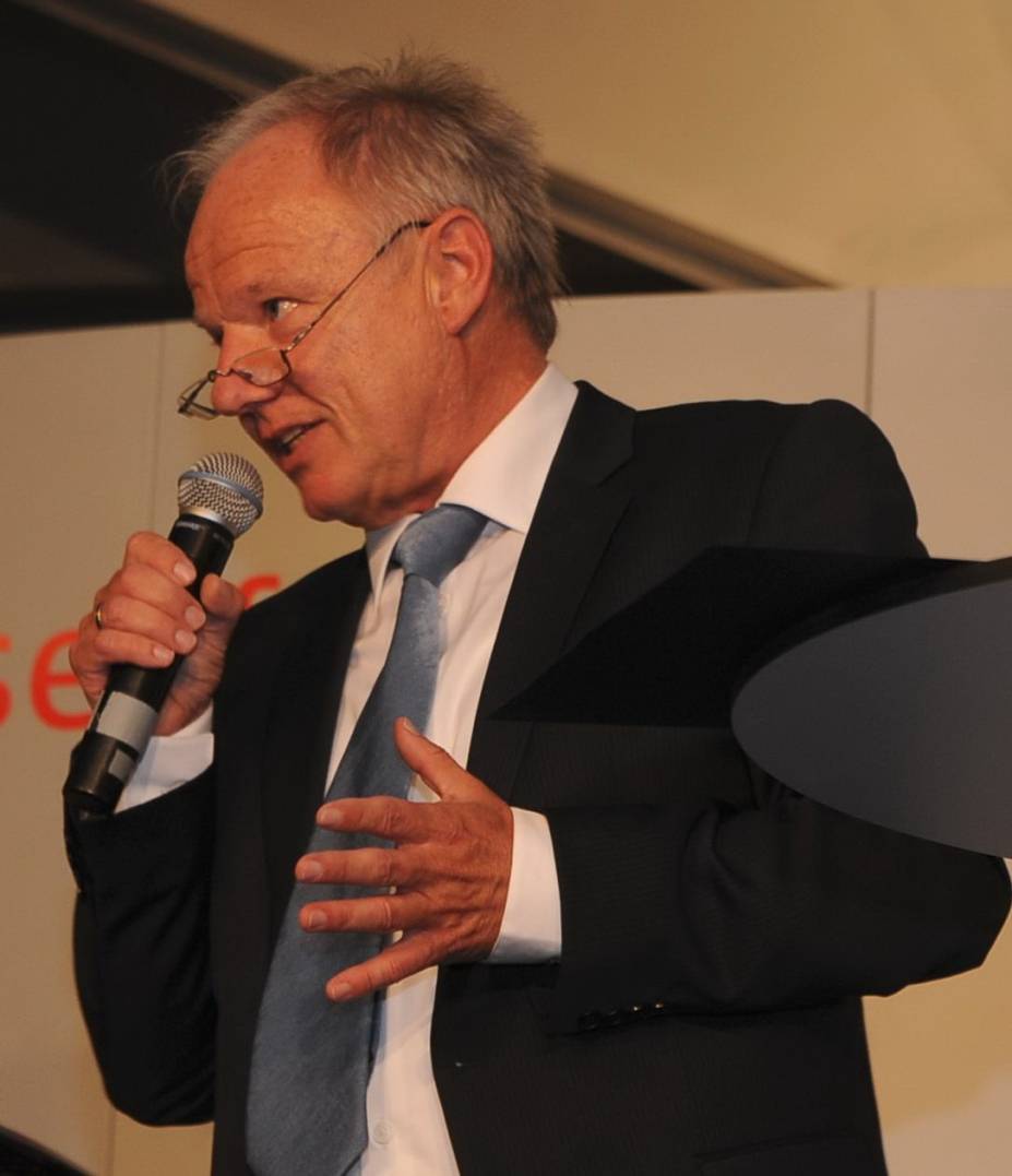  Dr. Detlef Vonde ist Historiker und leitet den Fachbereich Politik, Geschichte und Umwelt der Bergischen Volkshochschule. 