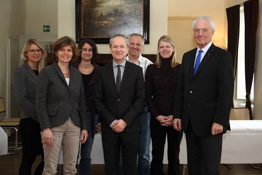  Neue Culinaria-Zukunft auf Schloss Lüntenbeck: Unser Bild nach der Vertragsunterzeichnung zeigt von links nach rechts Katharina Auhagen, Sonja und Antonia Dinnebier, Carsten vom Bauer, Jürgen Tschuschke, Vivian Köhn und Wolfgang vom Hagen. 
