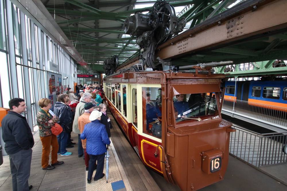  Der Kaiserwagen der Schwebebahn. 