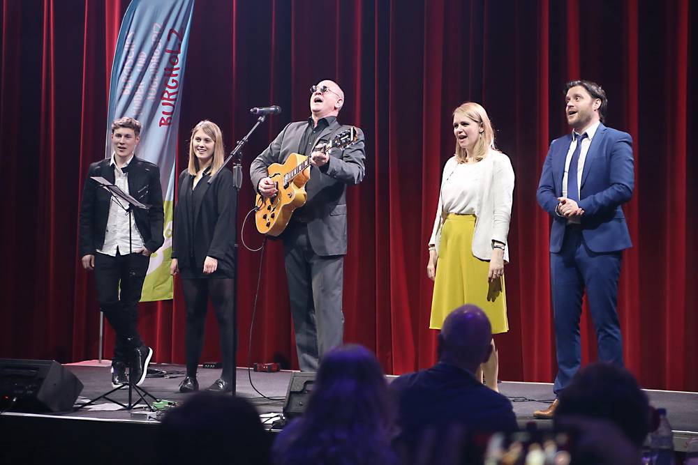  Das Abschlusslied „Happy Birthday“ (v.l.): Charlotte Jeschke und Florian Franke als „TalGold“, Stefan Walz, Annika Boos und Marco Lombardo. 