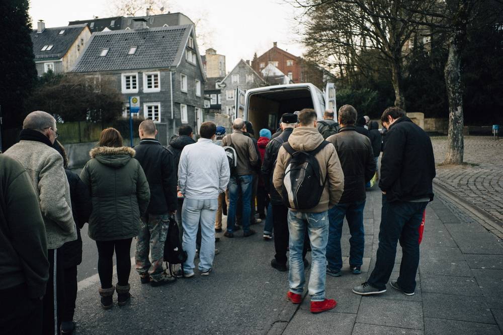  Vier Stationen fährt das Tafel-Mobil jeden Abend an, um Essen zu verteilen. „Viele sind in großer Not“, sagt eine Tafel-Mitarbeiterin. „Und es werden mehr.“ 