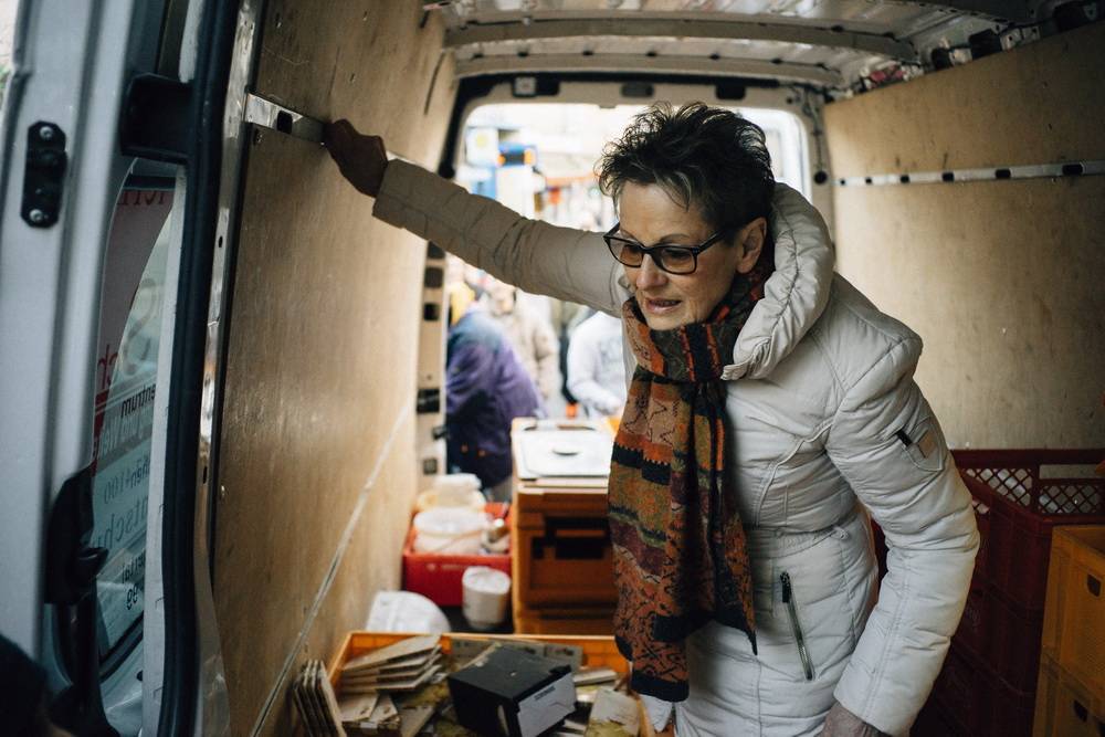  Seit sieben Jahren engagiert sich Frau Egen (re.) ehrenamtlich bei der Wuppertaler Tafel. Manches Schicksal nimmt sie abends mit nach Hause — und ist doch froh, einigen Menschen helfen zu können. „Viele freuen sich, wenn man ein paar Worte mit ihnen wechselt.“ 