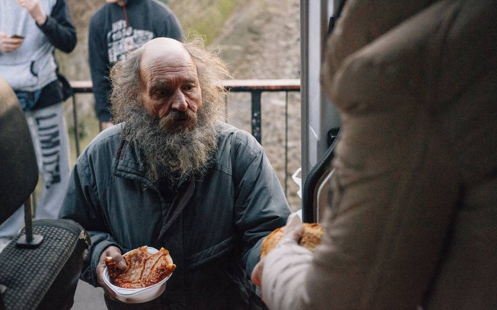  Anstehen für ein Stück Pizza und ein Brot: Am Berliner Platz in Oberbarmen sind Alte wie Junge auf die Tafel angewiesen. 