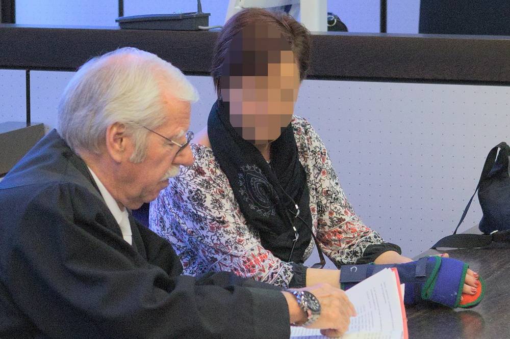  Rechtsanwalt Ralf Muhsal mit der 51-jährigen Angeklagten bei Beginn der Berufungsverhandlung im Landgericht Wuppertal. 