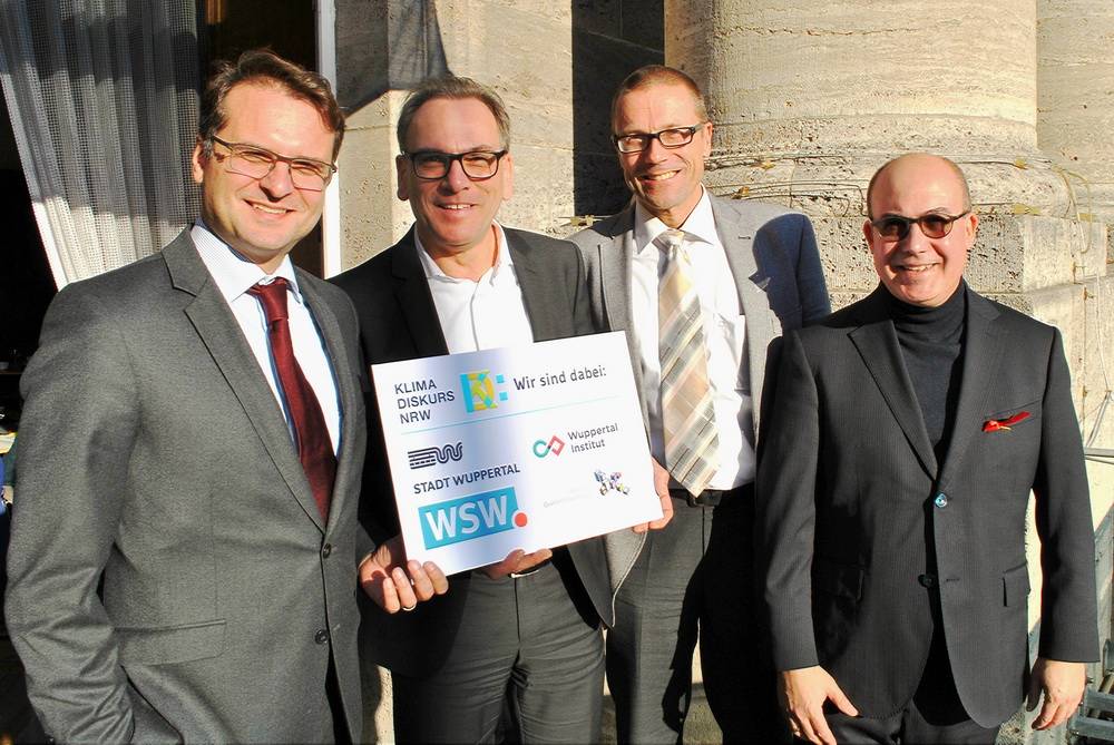  Von li.: Andreas Feicht (Vorstandsvorsitzender der Wuppertaler Stadtwerke), Oberbürgermeister Andreas Mucke, Prof. Dr. Uwe Schneidewind (Präsident und wissenschaftlicher Geschäftsführer des Wuppertal Institut) und Andrea Arcais (Geschäftsführer des KlimaDiskurs.NRW). 