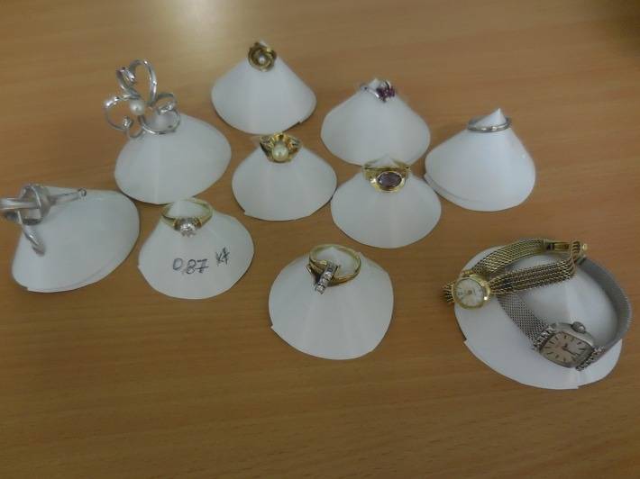  Einige der entdeckten Schuckstücke und Uhren. 