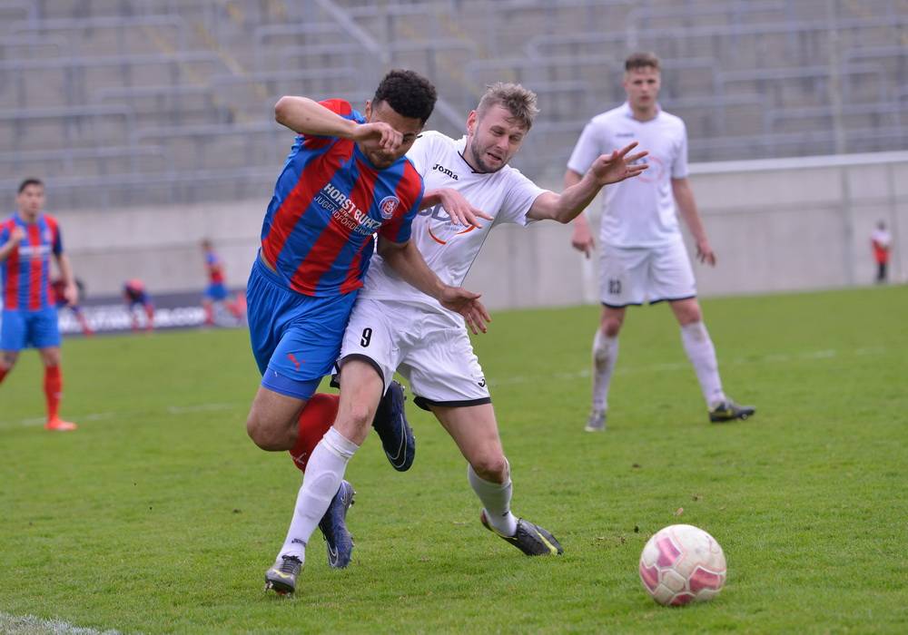  Der WSV (li. Noah Salau) will sich nicht aus dem Tritt bringen lassen. 