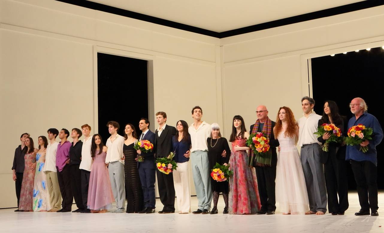  Unser Bild zeigt die Wuppertaler Protagonisten (mit Blumen) zwischen dem Münchner Ensemble: Daphnis Kokkinos und Ruth Amarante (Einstudierung), Marion Cito (Kostüme), Peter Pabst (Bühnenbild), Azusa Seyama (Einstudierung) und Matthias Burkert (Musik). 