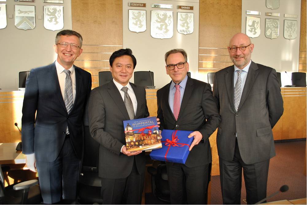  Auf dem Gruppenbild (v.l.): Kulturdezernent Matthias Nocke, der chinesische Generalkonsul Haiyang Feng, Oberbürgermeister Andreas Mucke und Stadtdirektor Dr. Johannes Slawig. 