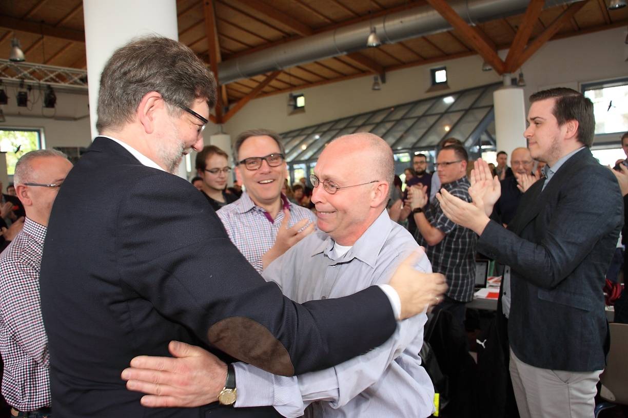  Stehende Ovationen gab es für beide: Der neue Wuppertaler SPD-Parteivorsitzende Heiner Fragemann und sein ebenfalls neuer Stellvertreter Stefan Kühn (rechts).  