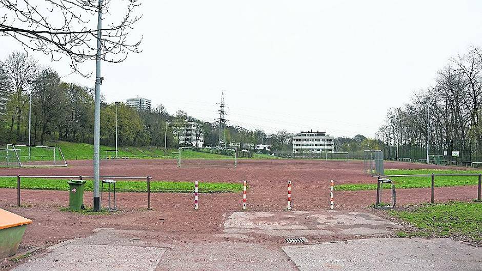  BV-Beschlüsse: Der Sportplatz Hardenberg (oben) bekommt Kunstrasen und die Kohlstraße eine neue Tempo-Zone plus Verkehrsinsel im Bereich der im Bau befindlichen Kita (unten). 