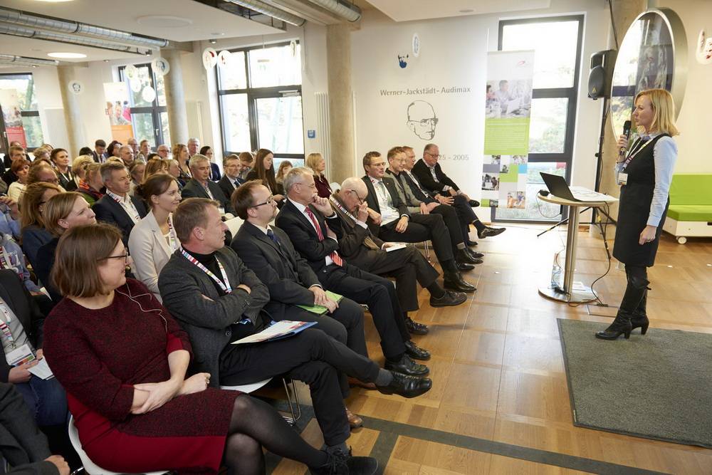  Dr. Ina Krumsiek begrüßte die zahlreichen Gäste. 