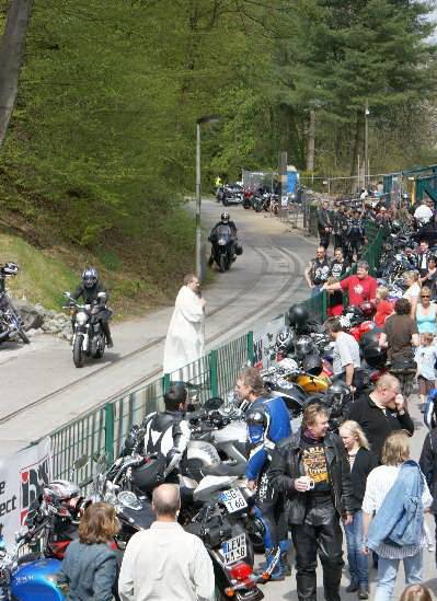  Die Segnung am Café Hubraum. 