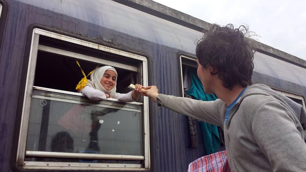  Die Helfer aus Wuppertal verteilen ihre Spendengüter. 