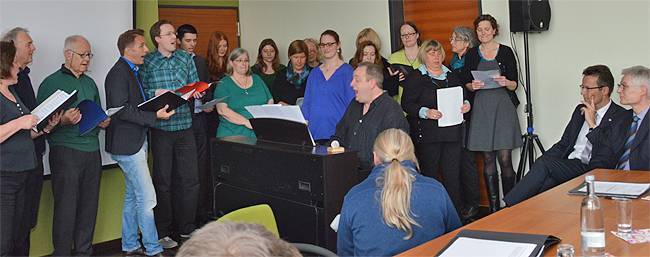  Christoph Spengler nahm die Medaille auch symbolisch für alle Mitglieder des Uni Chors und Orchesters entgegen. „Ihr seid schuld, dass ich so gerne zur Uni gehe“, bedankte er sich schmunzelnd bei seinen Sängern und Musikern. 