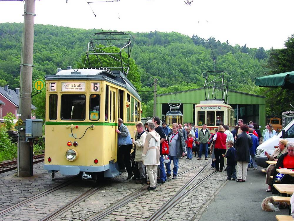  Der Triebwagen 105 (Bj. 1927, ex Bergische Kleinbahnen) im Betriebshof an der Kohlfurther Brücke. 