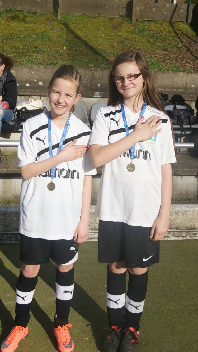  Zoe Nomi Klapp (rechts im Bild) und Phoebe Engemann spielen in der E1-Mannschaft beziehungsweise in der D3-Jugend von Viktoria Rott. 