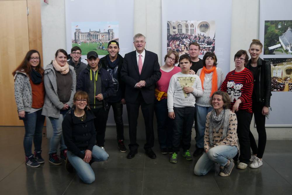  Gruppenfoto mit dem Vizepräsidenten des Bundestages. 