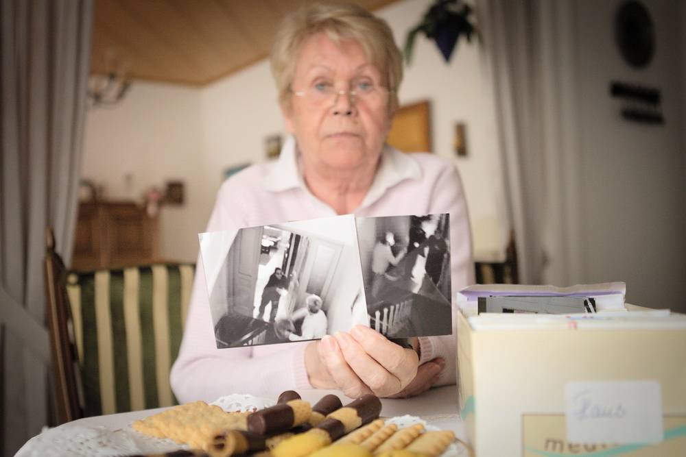  Gefährliche Blend-Attacke mit einer Taschenlampe: „Danach sieht man minutenlang nichts mehr“, sagt Karla Höpfner. Sie hat einen Karton mit Beweisfotos von Übergriffen im Treppenhaus des Altbaus am Loh. 