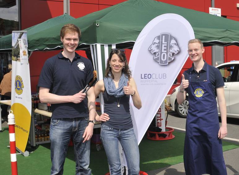 Würstchen essen und helfen