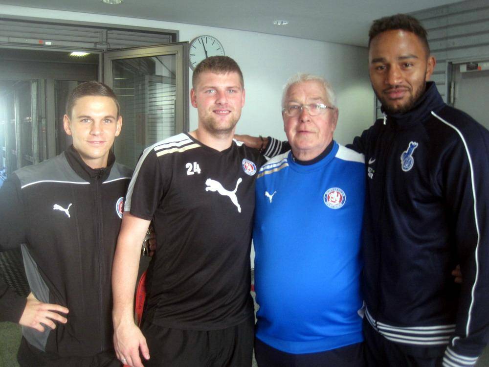  Babacar M'Bengue (re.), hier noch im Duisburger Trainingsanzug, kehrt ins Stadion am Zoo zurück. 