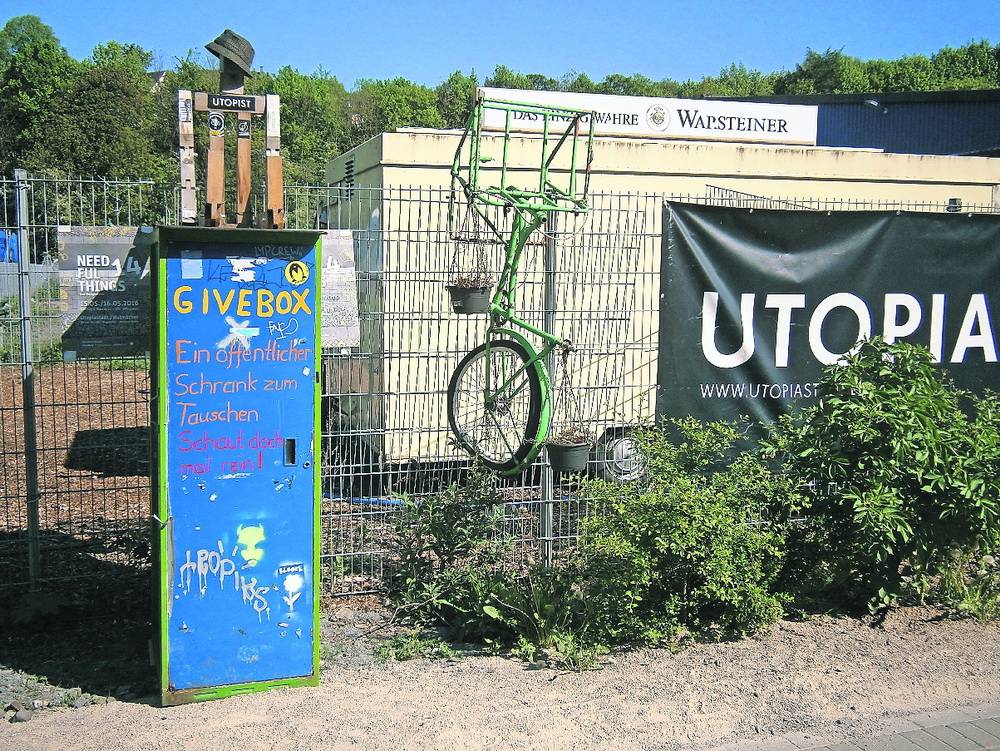  Die „Give Box“ an ihrem neuen Standort an der Trasse beim Mirker Bahnhof. 