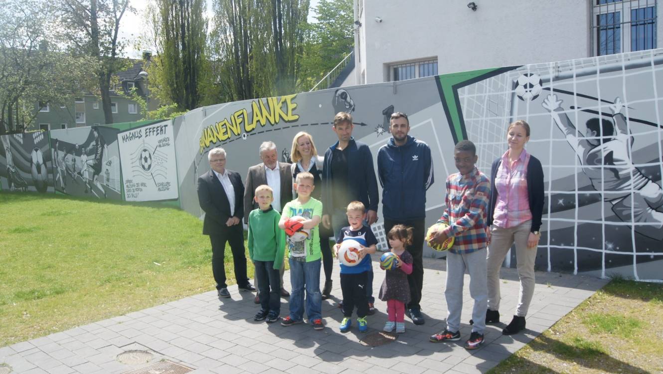  Unser Bild zeigt von links nach rechts Bernd Osthoff, Hans-Hermann Lücke, Junior-Uni-Geschäftsführerin Ina Krumsieck, Martin Heuwold, Ognjen Pavic und Annika Schächt sowie fünf junge Nachwuchsfußballer. 