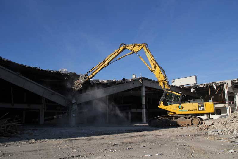  Der Bagger leistet ganze Arbeit. 