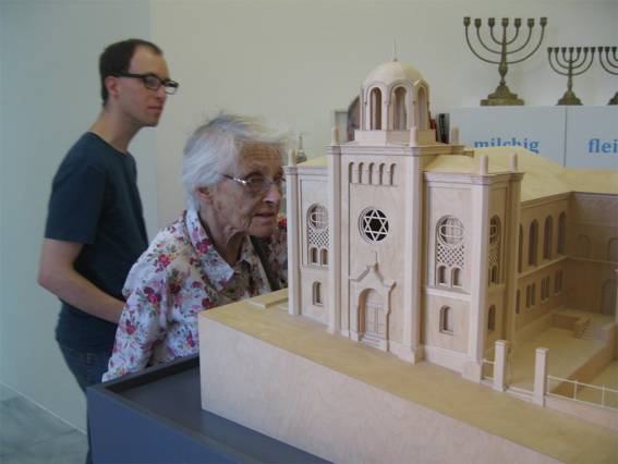  Susi Shipman und das Modell der Elberfelder Synagoge - im Hintergrund Susi Shipmans Enkel Jonathan.  