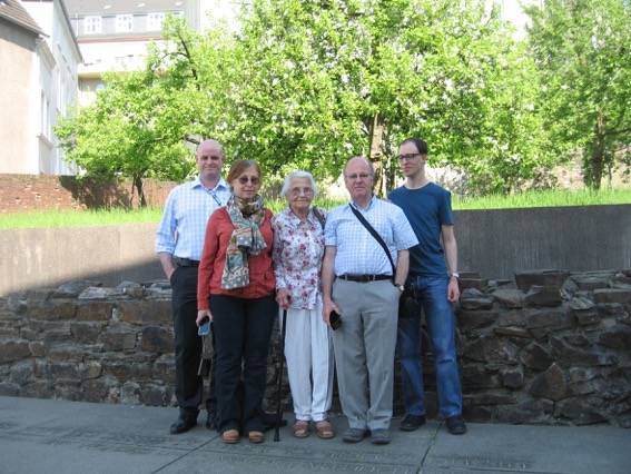  Zu Gast in Wuppertal im Rahmen eines Zeitzeugen-Besuches: Susi Shipmann (geb. Davids, Mitte) mit ihrem Neffen Ido Davids, Tochter Elaine Freedman, Sohn David Shipman und Enkel Jonathan Shipman (von links nach rechts)  