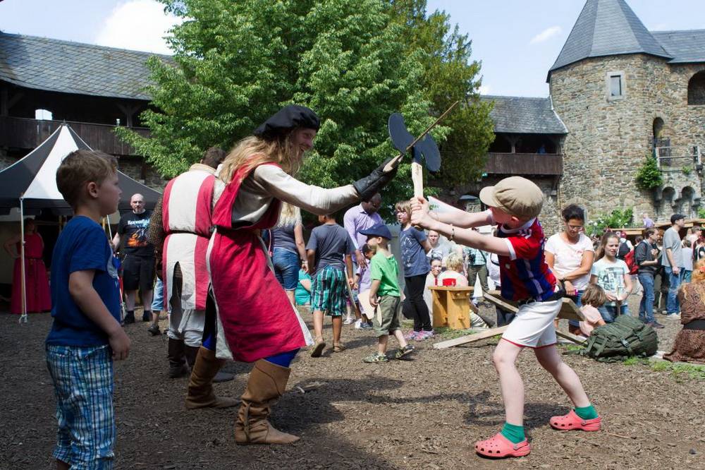 Feuerakrobatik und magische Illusionen