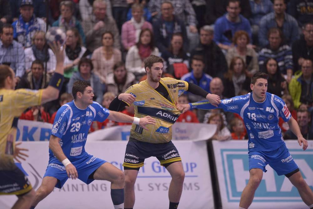  Ace Jonovski (li.) und Alexander Hermann (re.) legten Löwen-Nationalspieler Hendrik Pekeler nicht nur in dieser Szene an die Kette. 