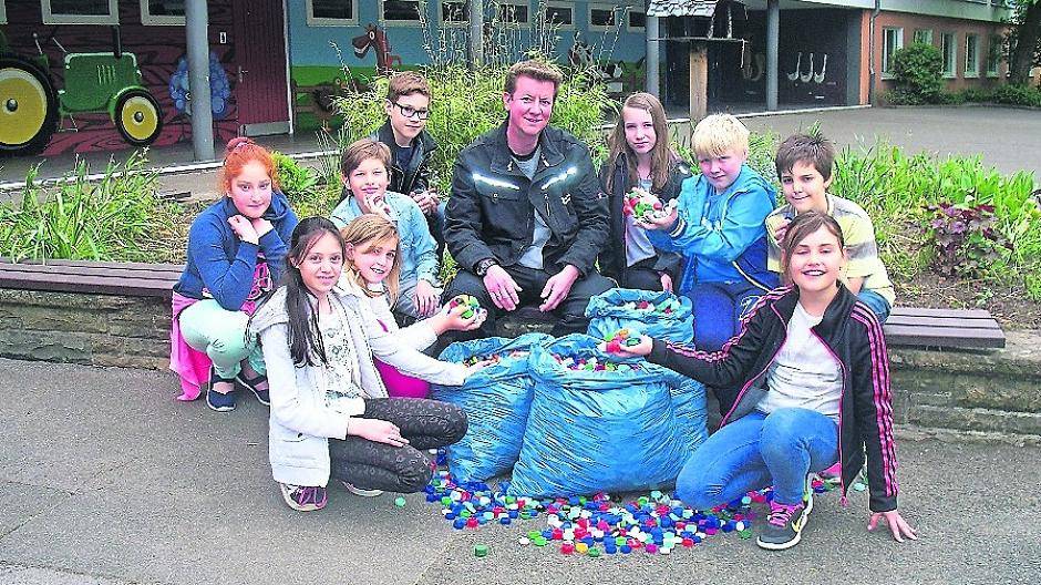  Stellvertretend für die „zählende Bevölkerung“ zeigen hier Schülerinnen und Schüler der Grundschule Mercklinghausstraße mit ihrem Hausmeister Andreas Keller, was mit ein wenig Aufwand ermöglicht werden kann. 