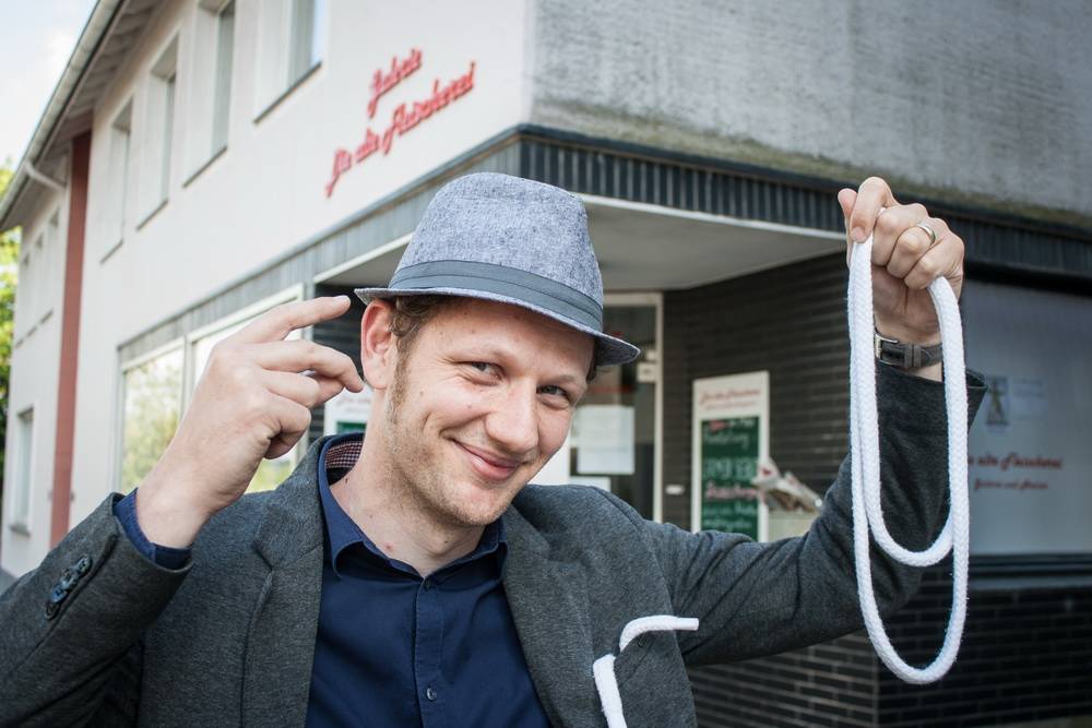  Zauberer Jan Philip Wiepen stammt aus Ronsdorf, hat sein Handwerk in der weiten Welt gelernt — und gastiert jetzt mit mehreren Vorstellungen in der „Alten Feischerei“ an der Breite Straße. 