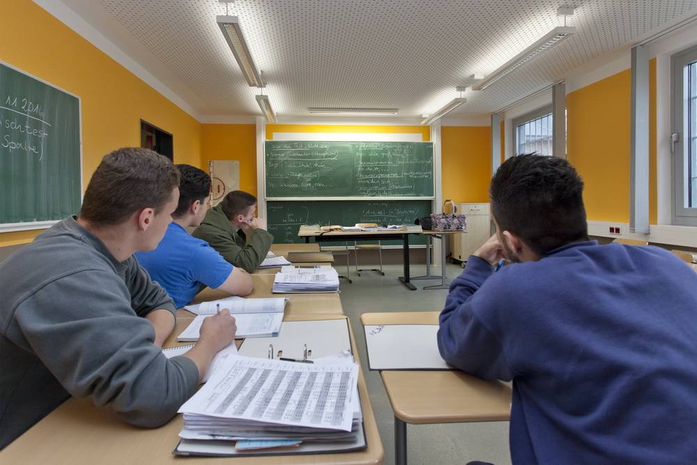  Das Klassenzimmer ist in einem freundlichen Gelb gestrichen. Nur die vergitterten Fenster erinnern an den Knast. 