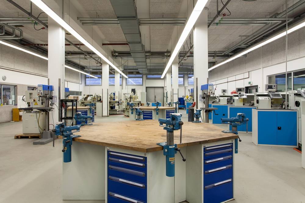  Die Werkhallen sind riesig. Hier sollen die Inhaftierten Berufserfahrung sammeln, um draußen möglichst schnell einen Job zu bekommen. 