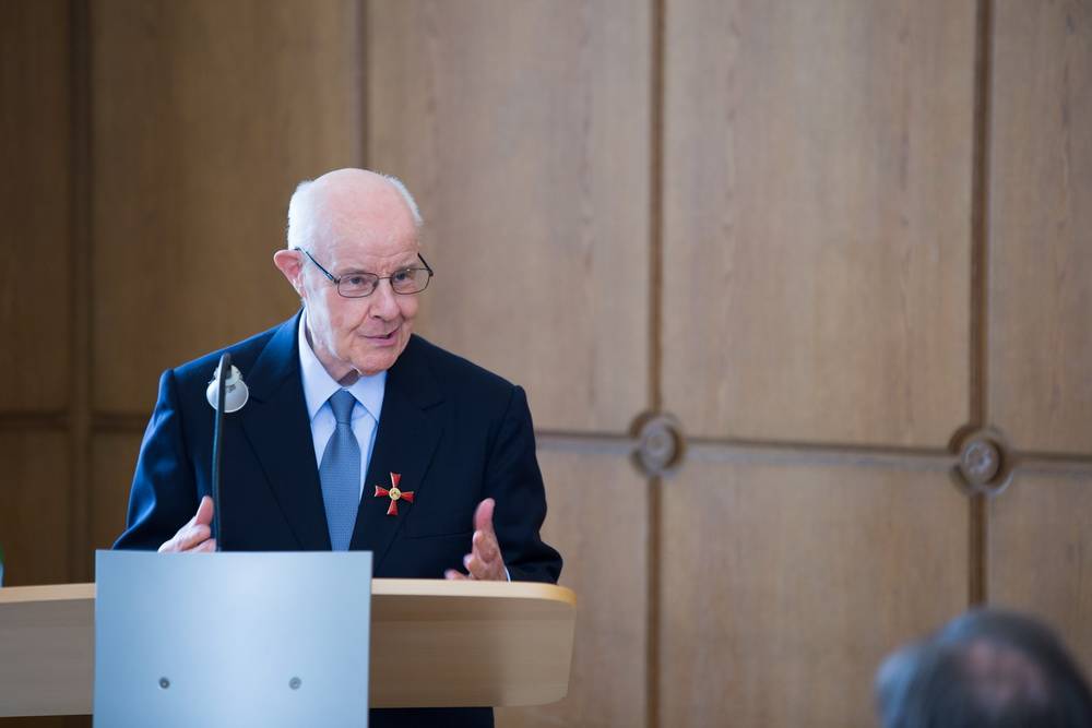  Dr. Eugen Trautwein bei seiner Dankesrede im Rathaus. 