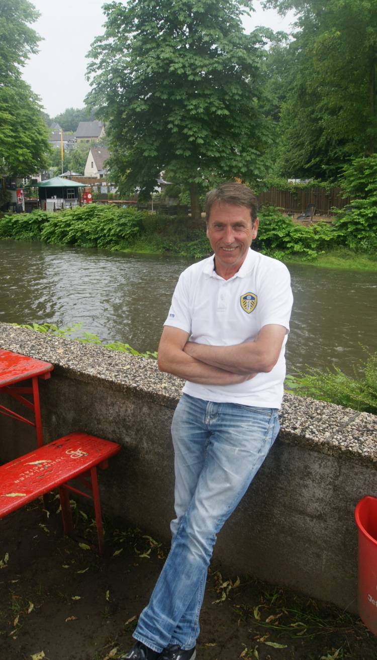  Aus Leeds über Australien kam Tony Walton nach Wuppertal. Er liebt die idyllischen Stellen der Stadt — wie hier das „Strandcafé“. 