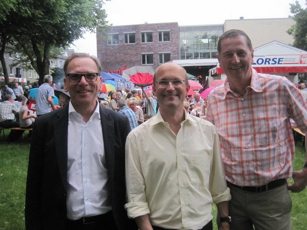  Gut gelaunt beim Ronsdorfer Liefersack (v.li.): Andreas Mucke (OB-Kandidat der SPD), Lutz Rensch (Geschäftsführer der Wuppertaler Rundschau) und Peter Jung (Oberbürgermeister Wuppertal). 