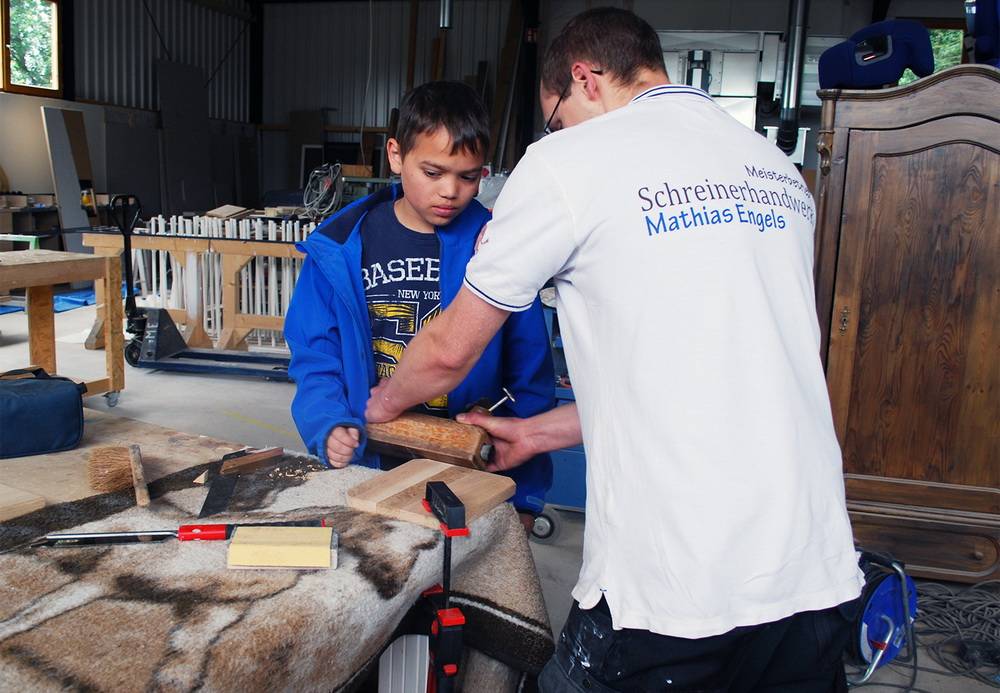  Luis (Klasse 6) machte in einer Schreinerei mit. 